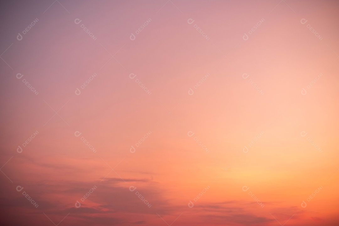 lindas nuvens laranja suaves e luz solar no céu azul perfeito para o fundo, pegue a manhã, Crepúsculo, fundo da manhã do céu