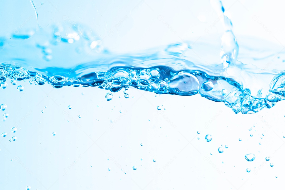 Imagem de fundo da água em movimento em ondas isoladas em fundo branco, água limpa, bolhas de água, macro