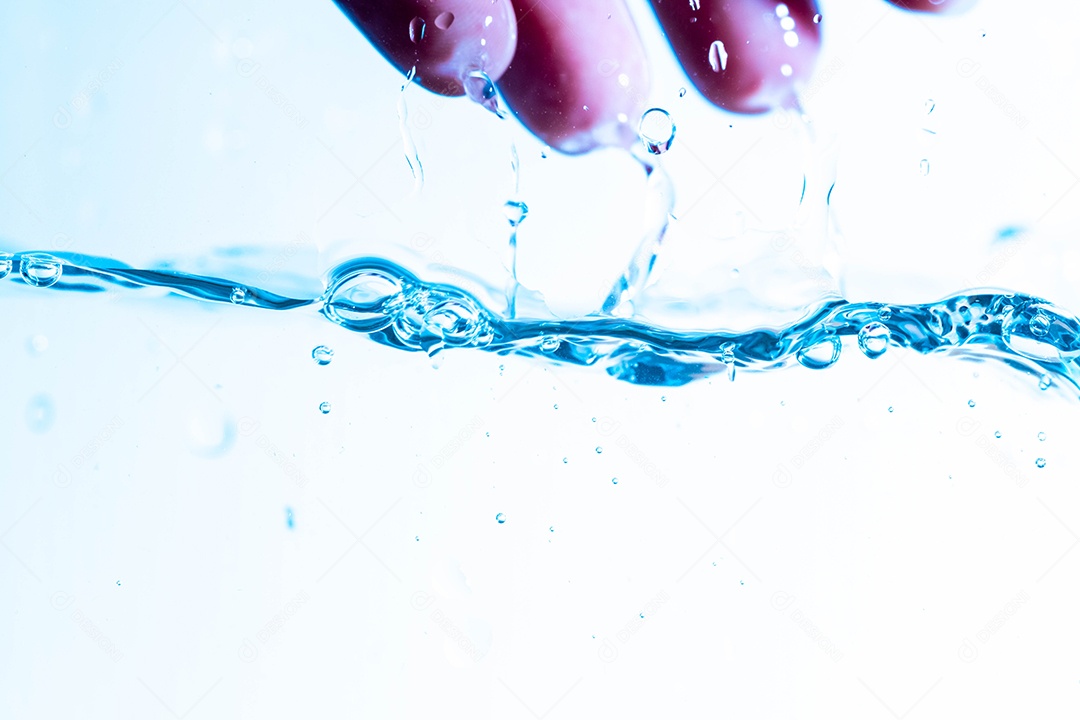 Imagem de fundo da água em movimento em ondas isoladas em fundo branco, água limpa, bolhas de água, macro