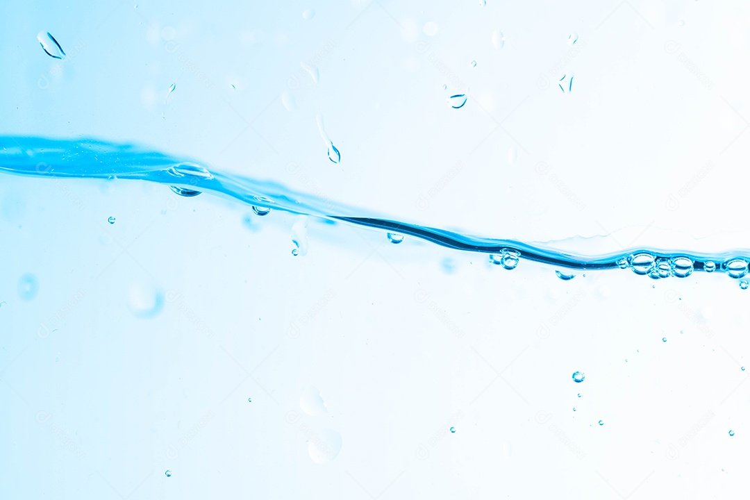 Imagem de fundo da água em movimento em ondas isoladas em fundo branco, água limpa, bolhas de água, macro