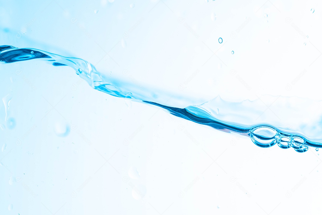 Imagem de fundo da água em movimento em ondas isoladas em fundo branco, água limpa, bolhas de água, macro