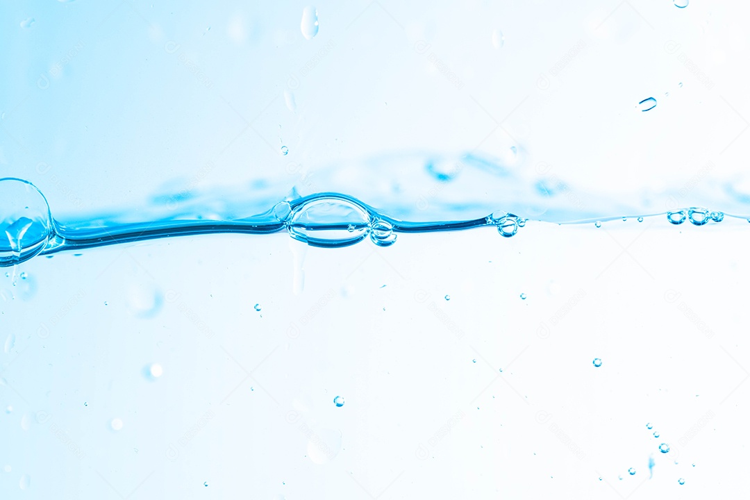 Imagem de fundo da água em movimento em ondas isoladas em fundo branco, água limpa, bolhas de água, macro