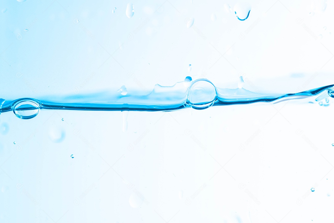 Imagem de fundo da água em movimento em ondas isoladas em fundo branco, água limpa, bolhas de água, macro