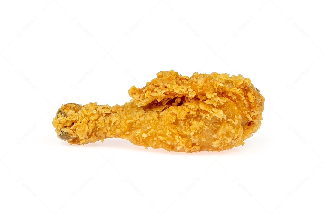 Coxinhas de frango fritas crocantes isoladas em fundo branco com caminho de recorte, frango frito amarelo fresco, crocante, delicioso,