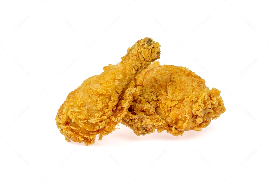 Peito de frango frito crocante e baquetas isolados em fundo branco com caminho de recorte, frango frito amarelo fresco, crocante, delicioso,