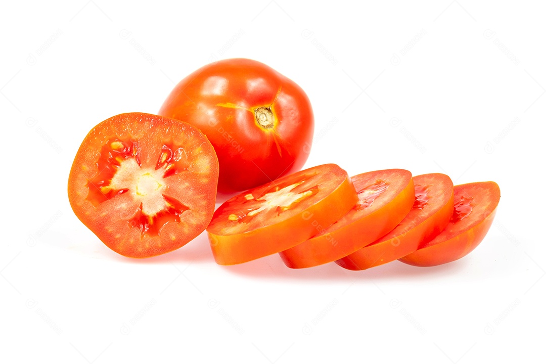 Tomate verdura fatiado sobre fundo branco
