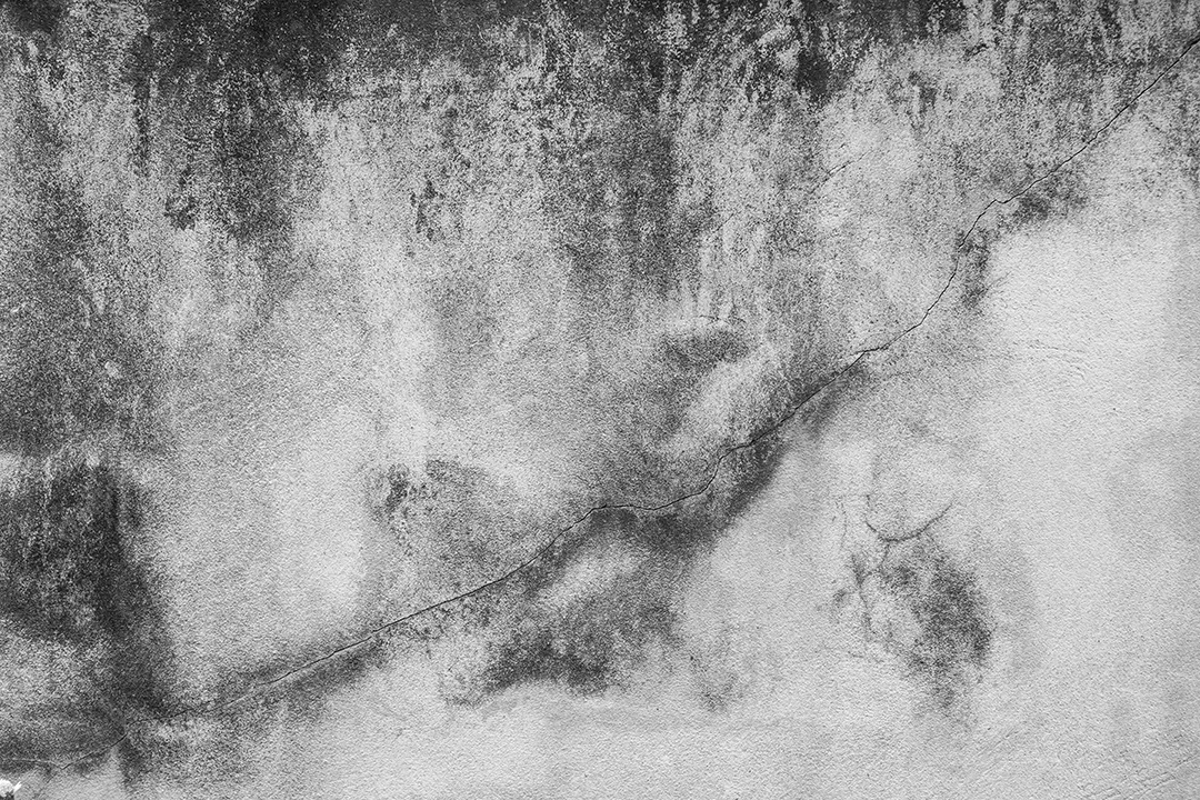 Piso de concreto antigo na cor preto e branco, cimento, quebrado, sujo, textura de fundo