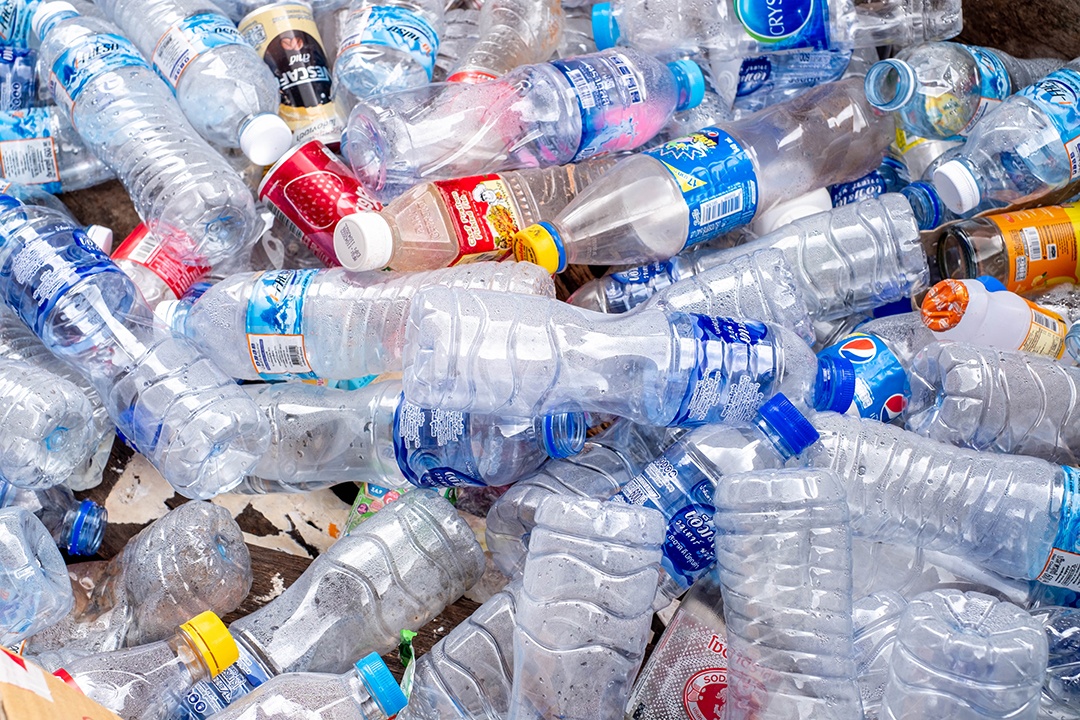 Muitas garrafas plásticas são jogadas na beira da estrada, causando poluição ambiental, aquecimento global