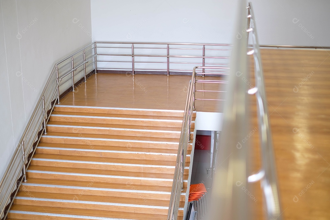 Escadaria marrom moderna, passarela até o prédio, trilhos de aço de alumínio