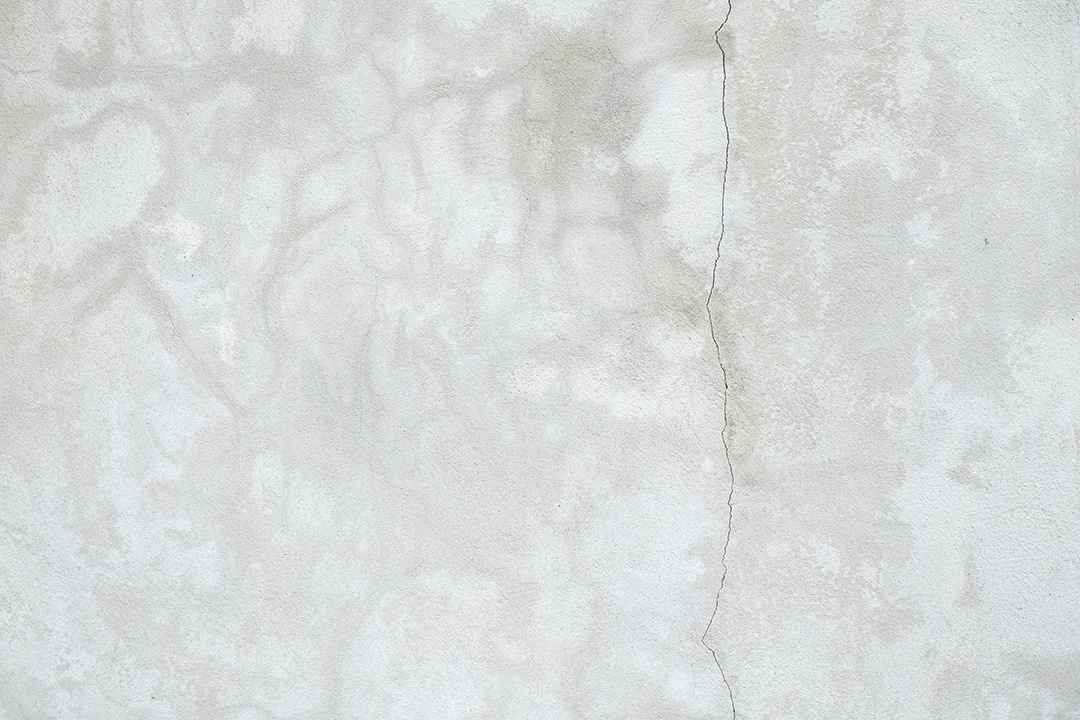 Piso de concreto antigo na cor preto e branco, cimento, quebrado, sujo, textura de fundo