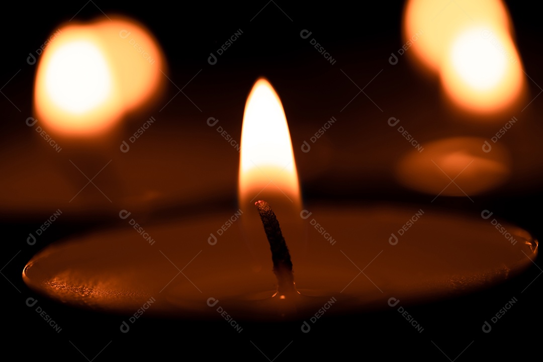 Velas do copo que são acesas no escuro, luz sagrada, velas acesas na superfície escura. Dia da memória