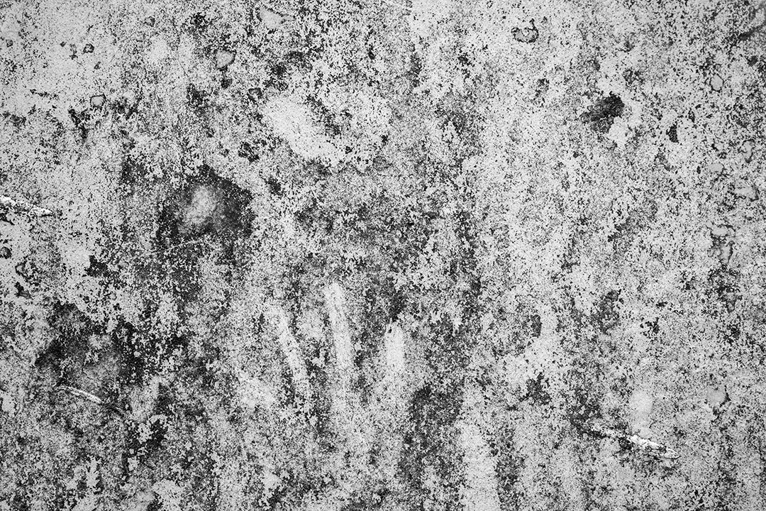 Piso de concreto antigo na cor preto e branco, cimento, quebrado, sujo, textura de fundo