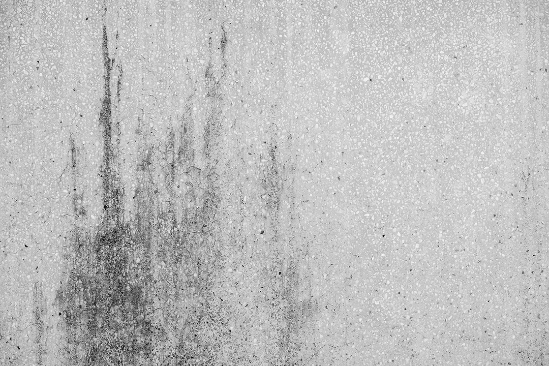 Piso de concreto antigo na cor preto e branco, cimento, quebrado, sujo, textura de fundo