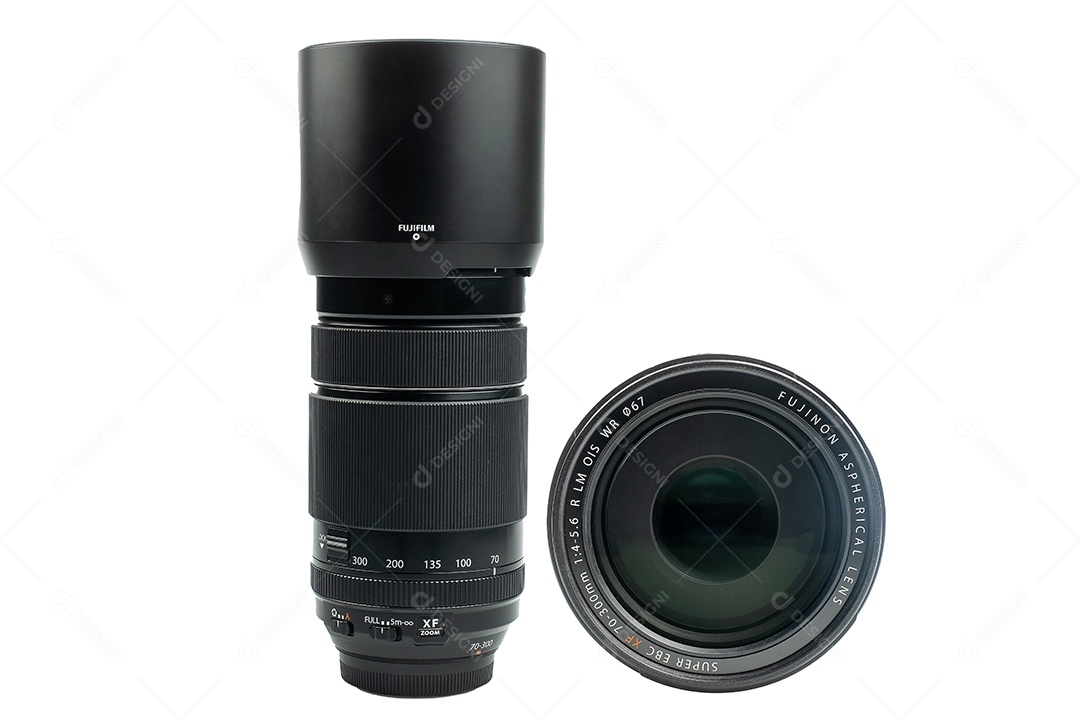 Khonkaen, TAILÂNDIA  Lente Fujinon XF 70-300 MM para câmeras sem espelho Fujifilm X-mount, lente telefoto preta para fotografar objetos distantes, no caminho de recorte branco de fundo branco