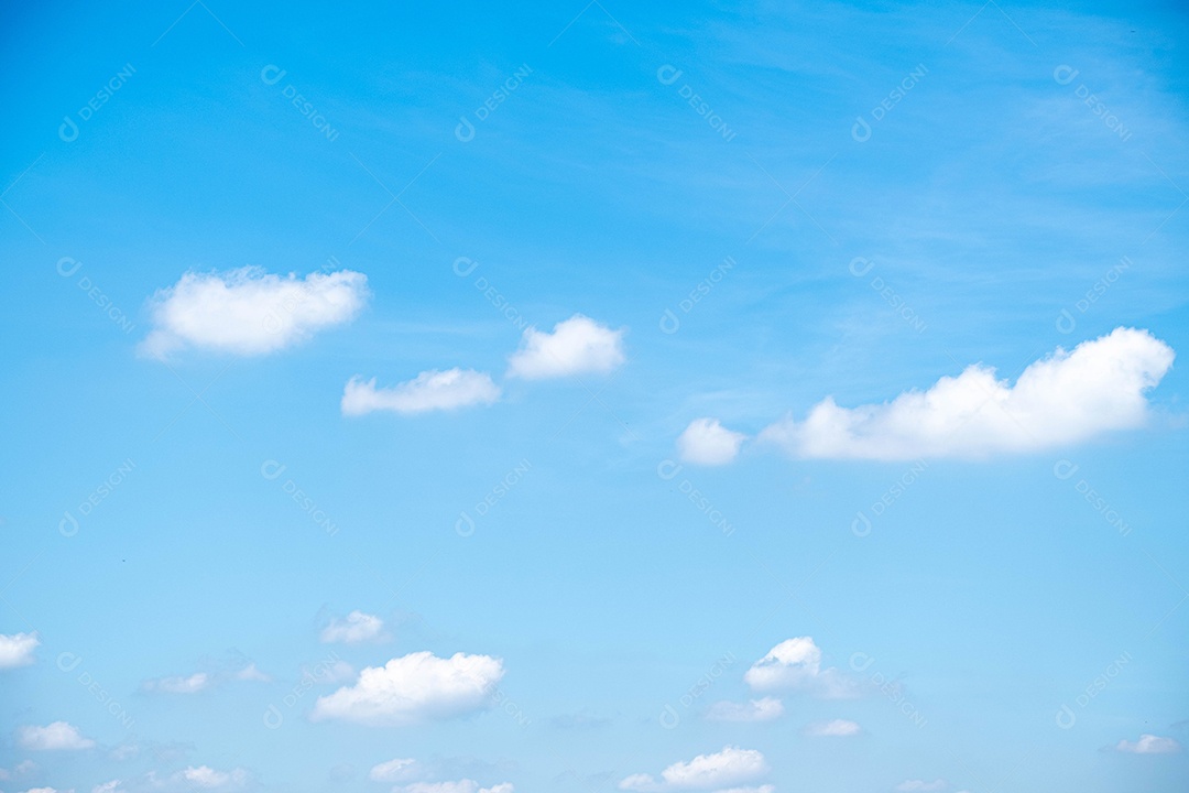 lindo céu nuvens brancas perfeitas para o fundo