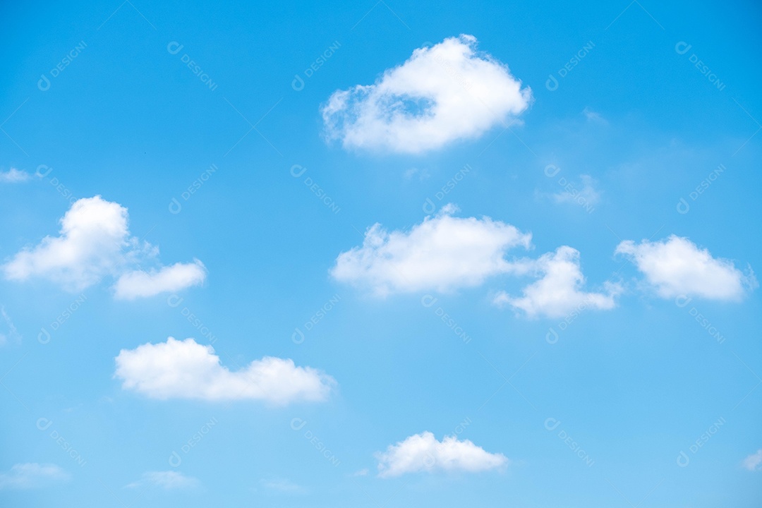 lindo céu nuvens brancas perfeitas para o fundo