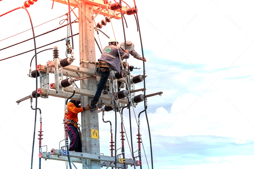 Eletricistas estão subindo em postes elétricos para instalar e reparar linhas de energia. Alguns técnicos não usam capacetes. pode ser perigoso