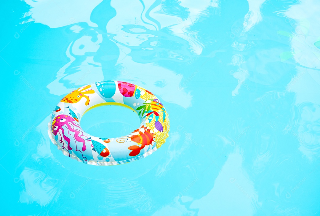 Anéis de natação coloridos para crianças na piscina