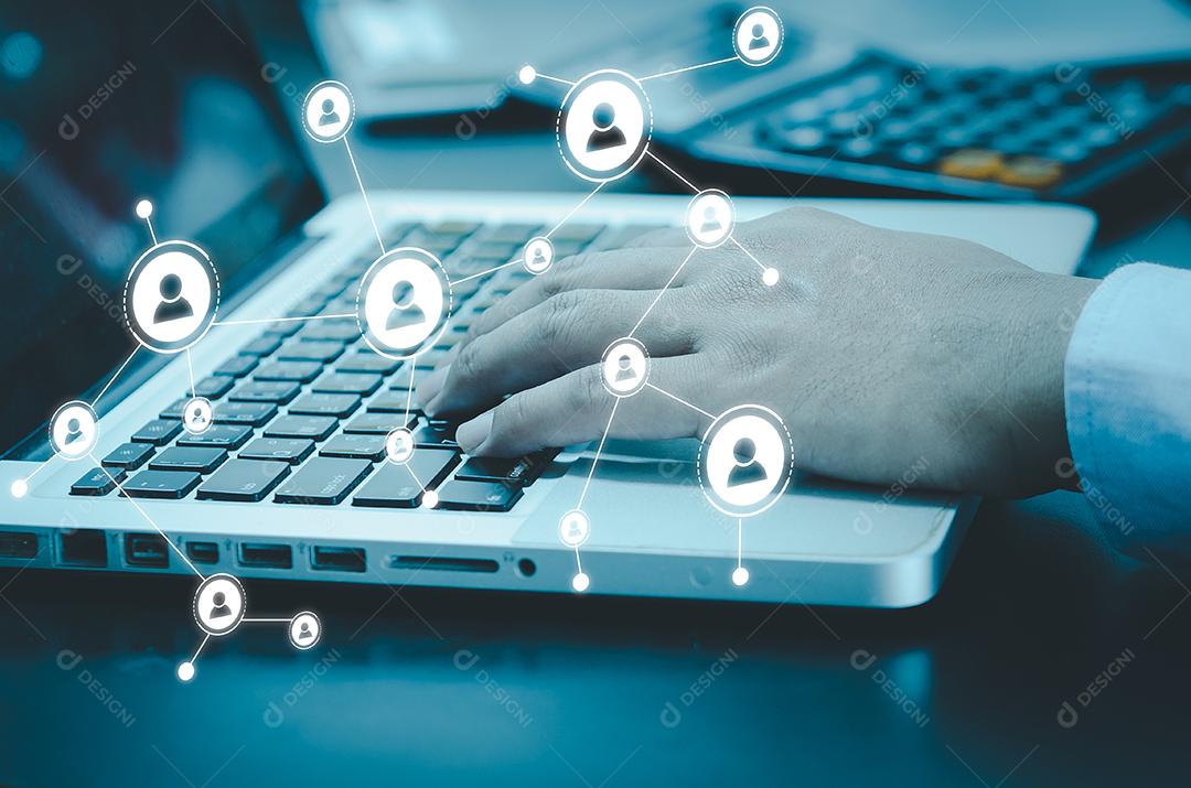 Empresário usa um computador portátil ERP