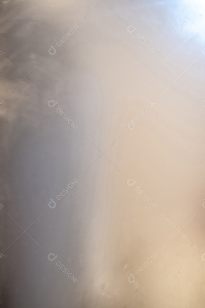 Desfocado de janela molhada, condensação no vidro da janela, vapor no vidro