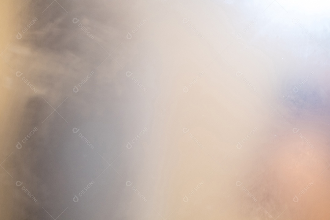 Desfocado de janela molhada, condensação no vidro da janela, vapor no vidro