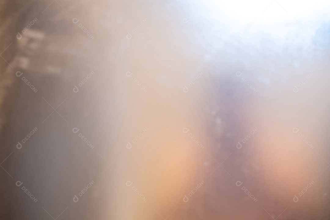 Desfocado de janela molhada, condensação no vidro da janela, vapor no vidro