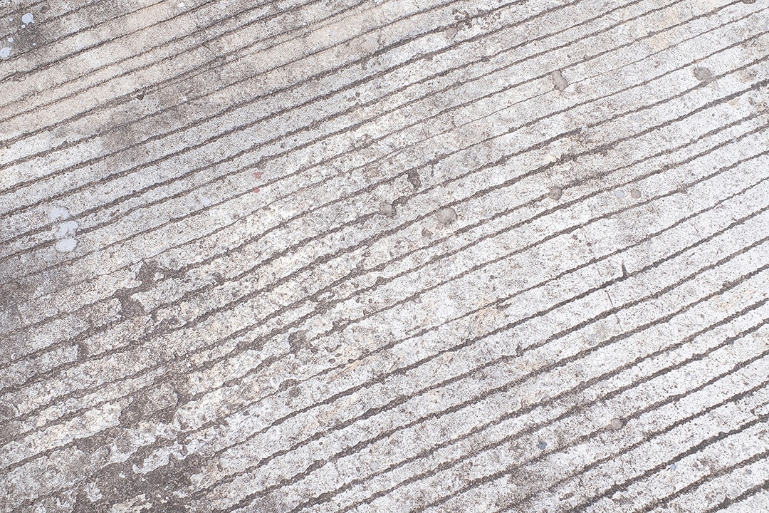 Piso de concreto antigo na cor preto e branco, cimento, quebrado, sujo, textura de fundo