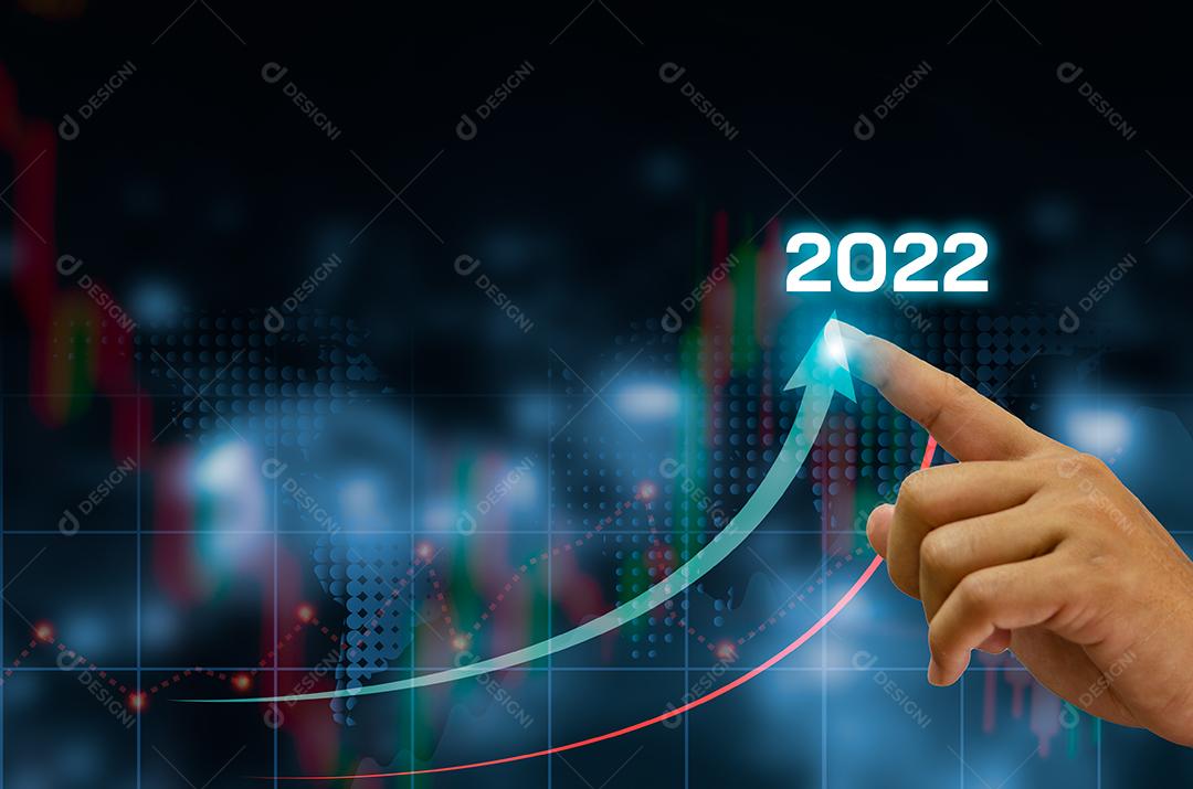 A mão toca a seta e a seta do gráfico de dados do plano de crescimento de 2022