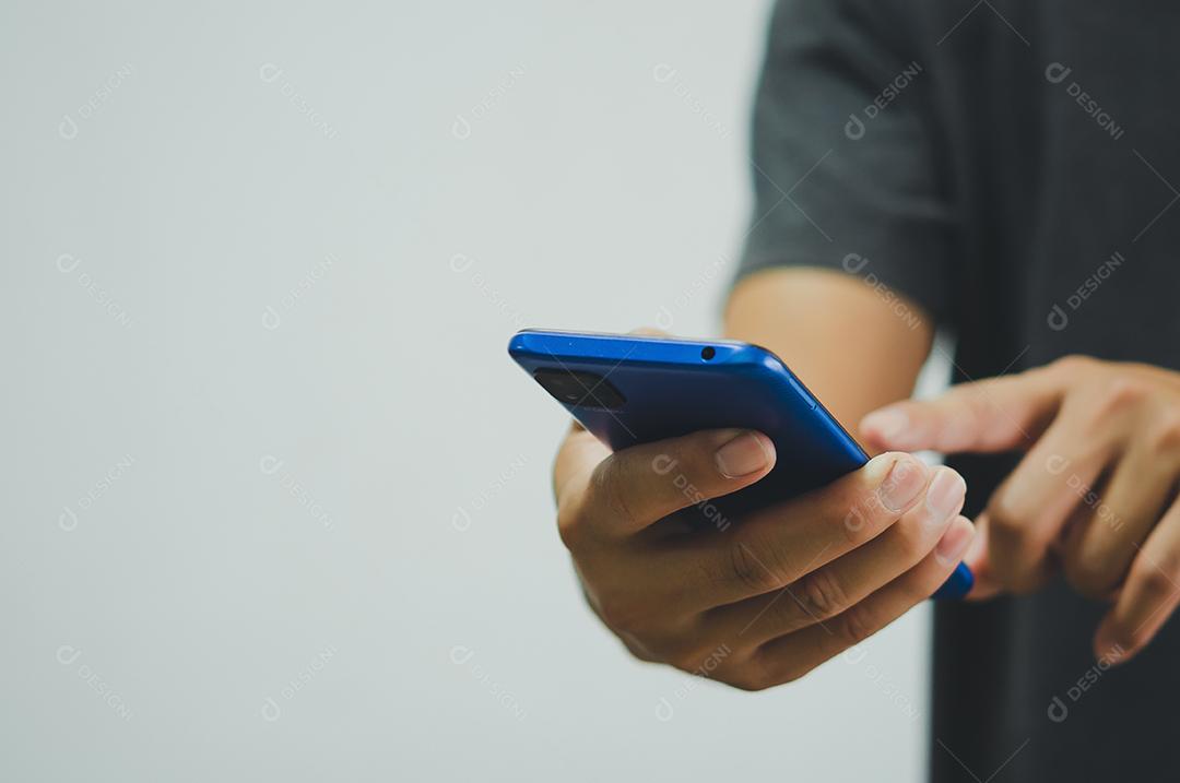 Homem usando mídia social de celular e tecnologia moderna ou compras on-line para transações financeiras.