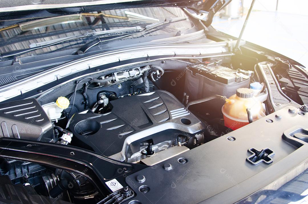 Detalhe limpo do motor do carro na garagem.