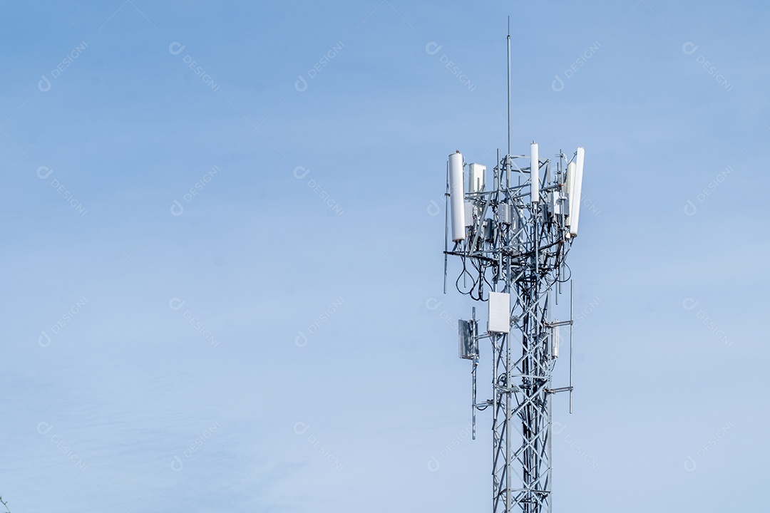 Torre de telefone com muitos sinais no fundo do céu e nuvens brancas tiradas à noite o sol está descendo o horizonte Foto Premium