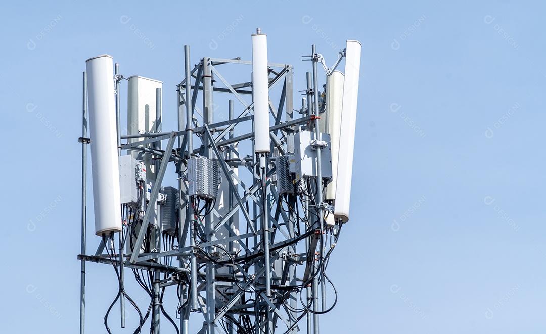 Torre de telefone com muitos sinais no fundo do céu e nuvens brancas tiradas à noite o sol está descendo o horizonte Foto Premium