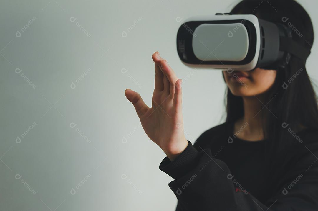 Garota usando óculos de realidade virtual
