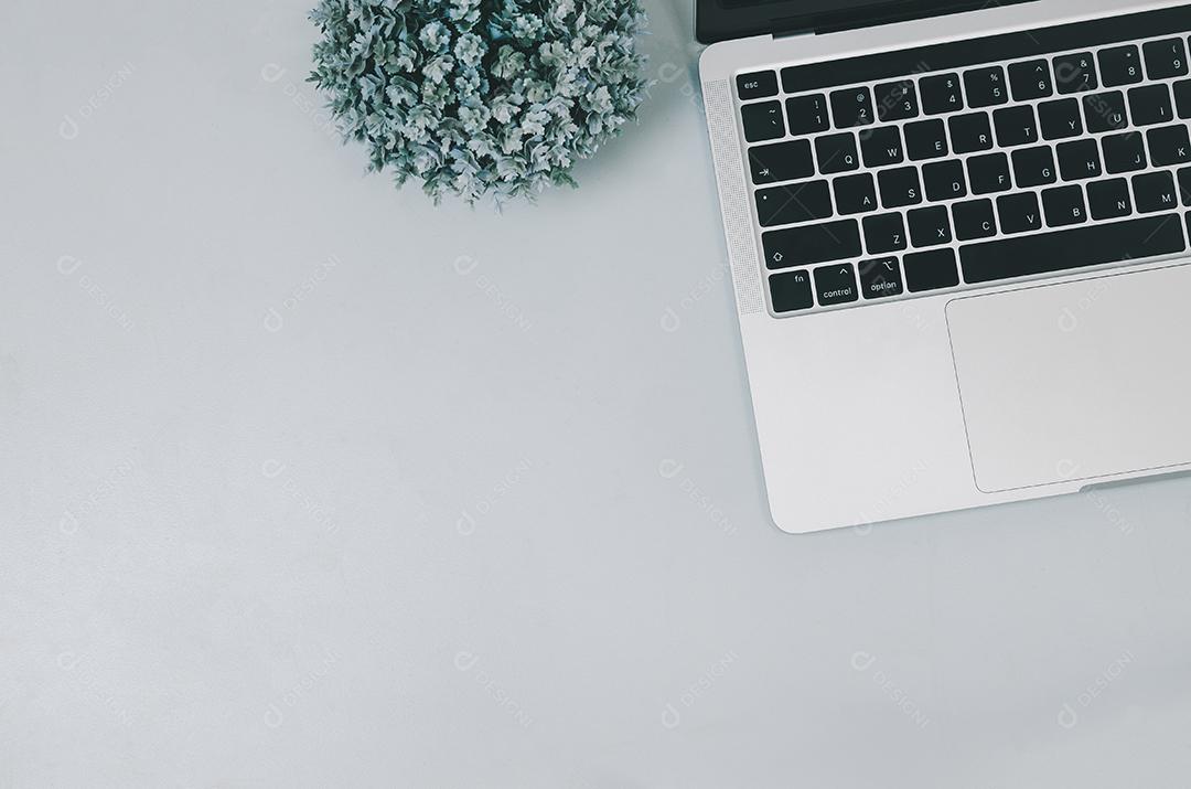 Vista superior plana laptop de computador e flor na mesa