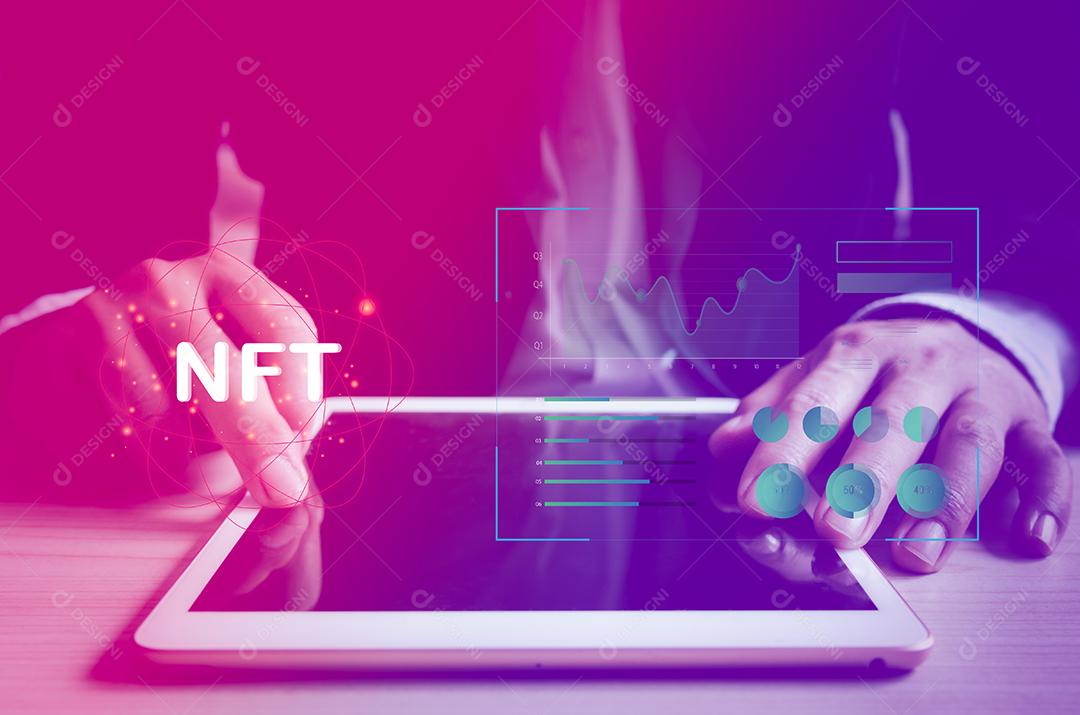 Empresário usando tecnologia moderna tablet tela virtual