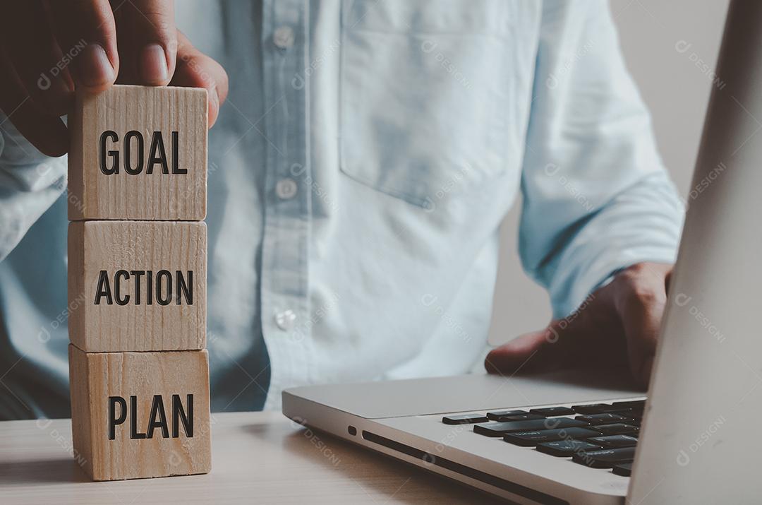 Mãos segurando cubos Plano e Ação para Objetivos de Sucesso com negócios de conceito de texto