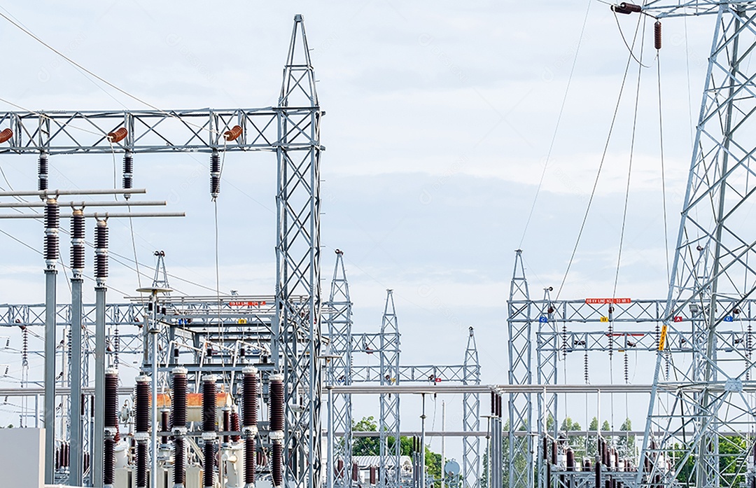 Muitos isoladores elétricos de alta tensão na subestação de energia, fornecimento de energia para a comunidade