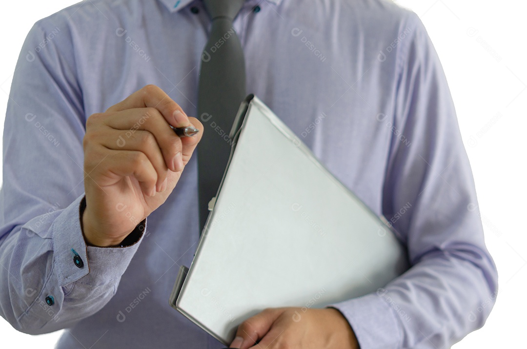 Mãos de empresário segurando canetas e pastas em fundo branco.
