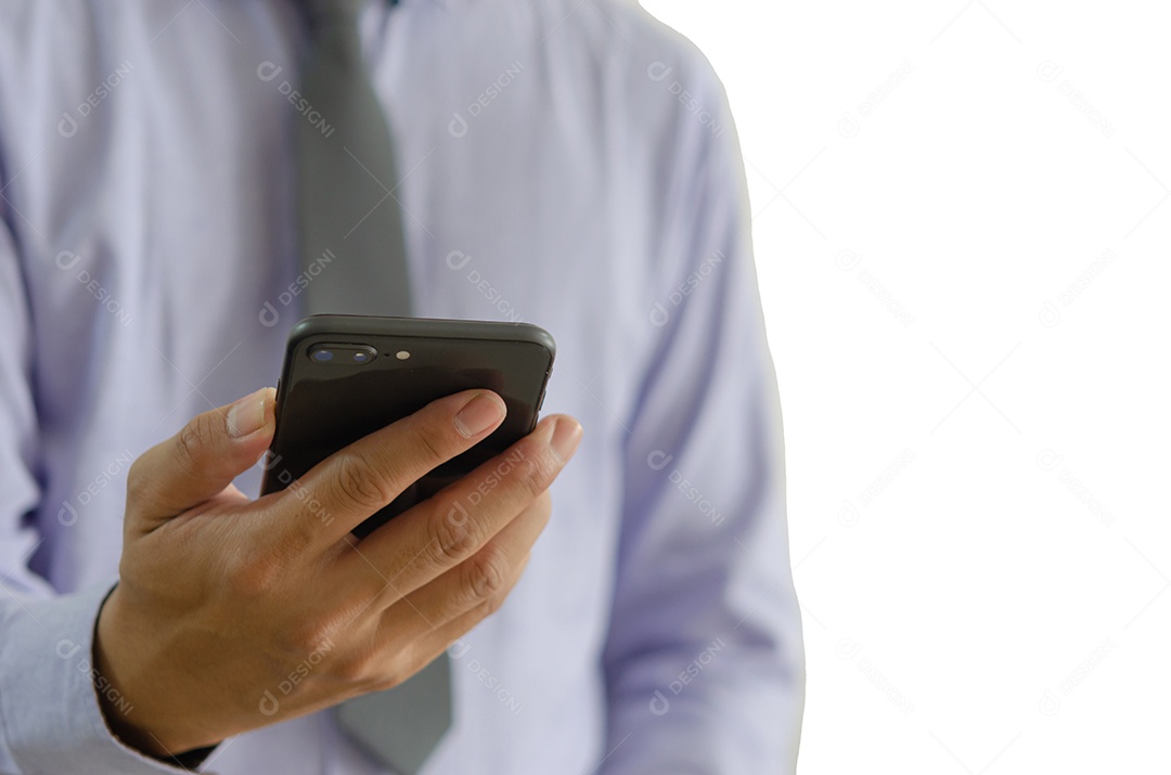 Mão de empresário segurando um smartphone em um fundo branco.