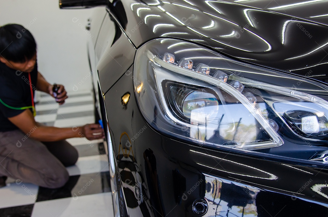 mecânico está revestindo vidro cerâmico para evitar arranhões nos carros.