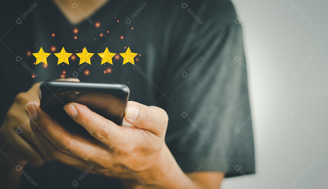 Mão usando telefone segurando 5 estrelas nas mãos Conceito de avaliação de pesquisa de satisfação e marketing do cliente