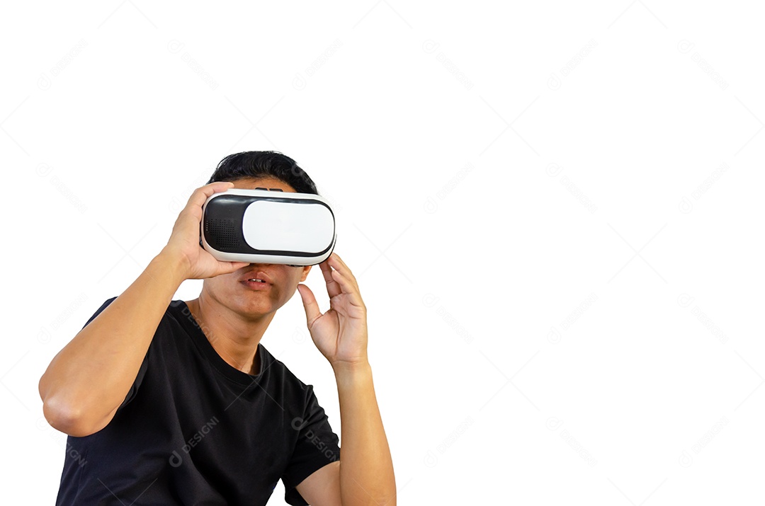Experiência Virtual. Animado usando óculos VR, tocando o ar enquanto jogava videogame em fundo branco.