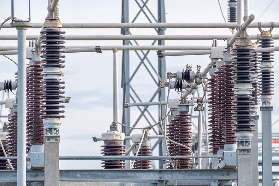 Muitos isoladores elétricos de alta tensão na subestação de energia, fornecimento de energia para a comunidade