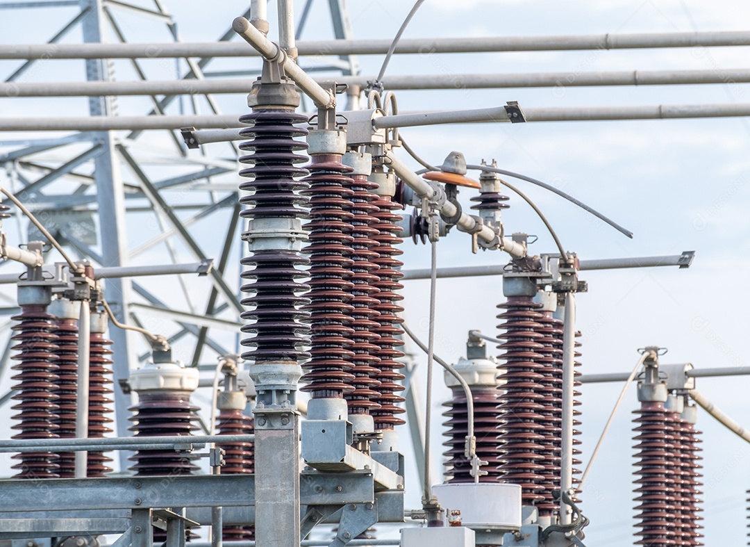 Muitos isoladores elétricos de alta tensão na subestação de energia, fornecimento de energia para a comunidade
