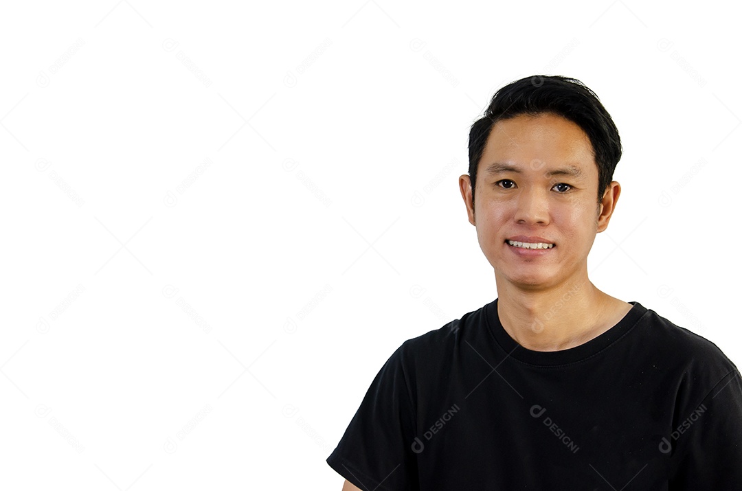 Homem asiático vestindo camiseta preta sorrindo mostrando os dentes no fundo branco.