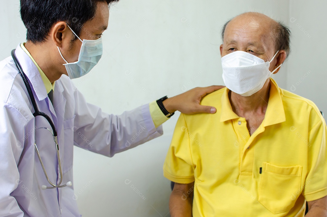 O médico segurou seu ombro e conversou com um homem idoso que estava doente para encorajá-lo.