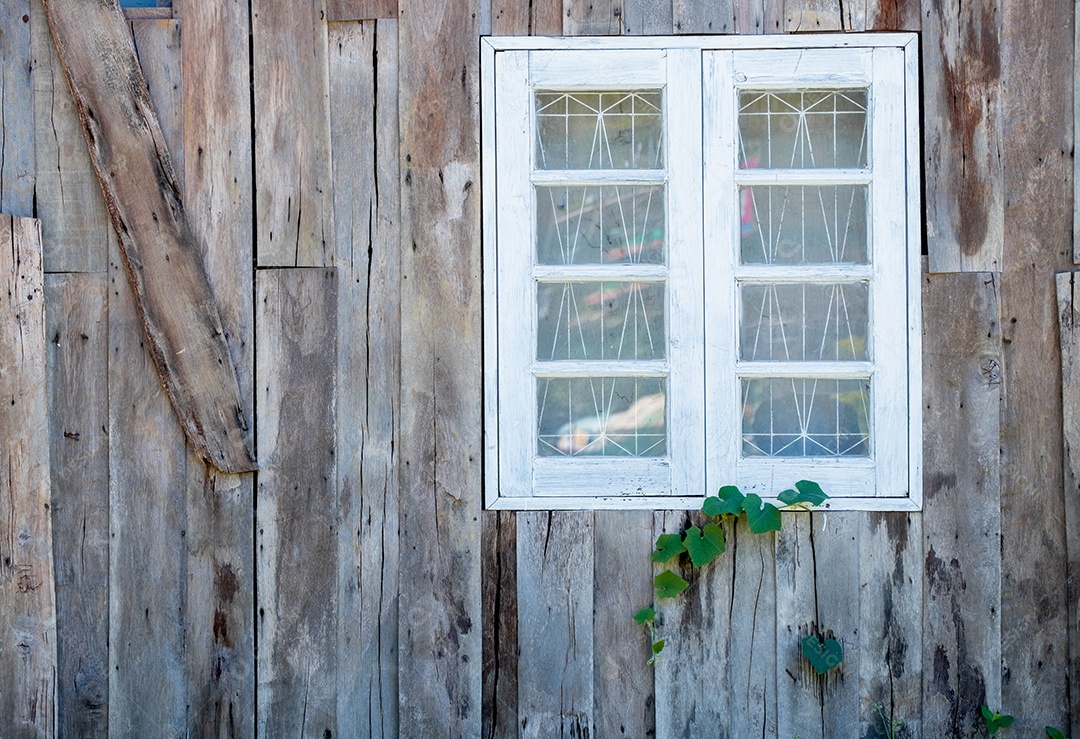 Janela de madeira branca na parede de uma casa de madeira vintage, design moderno para relaxamento em harmonia com a natureza