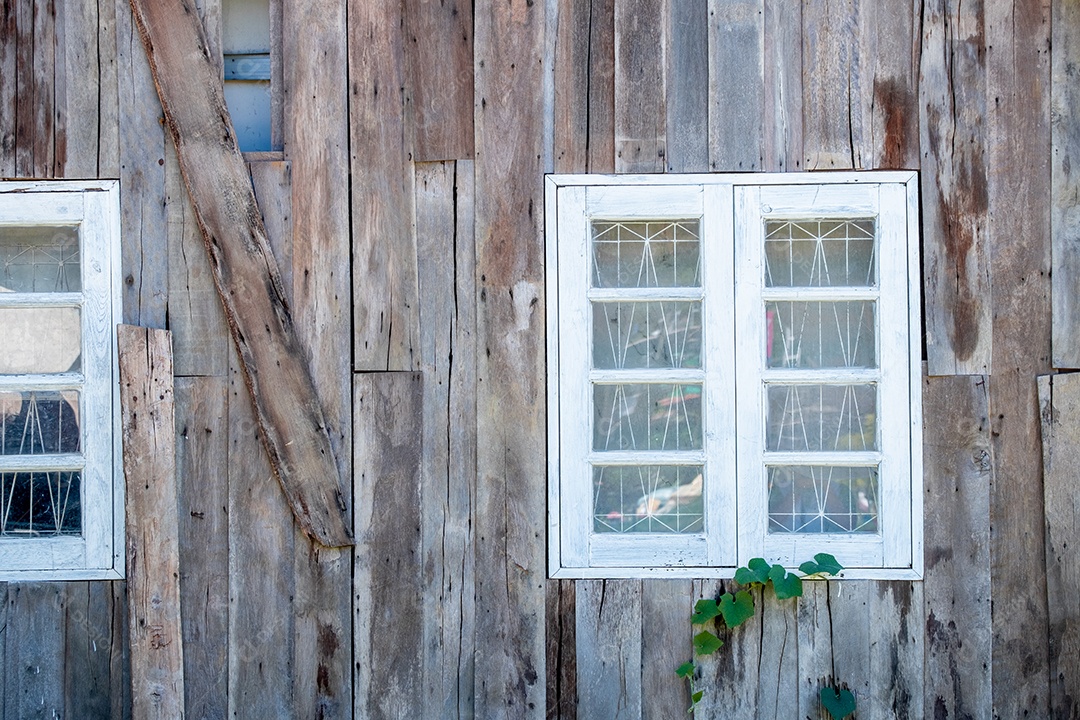 Janela de madeira branca na parede de uma casa de madeira vintage, design moderno para relaxamento em harmonia com a natureza