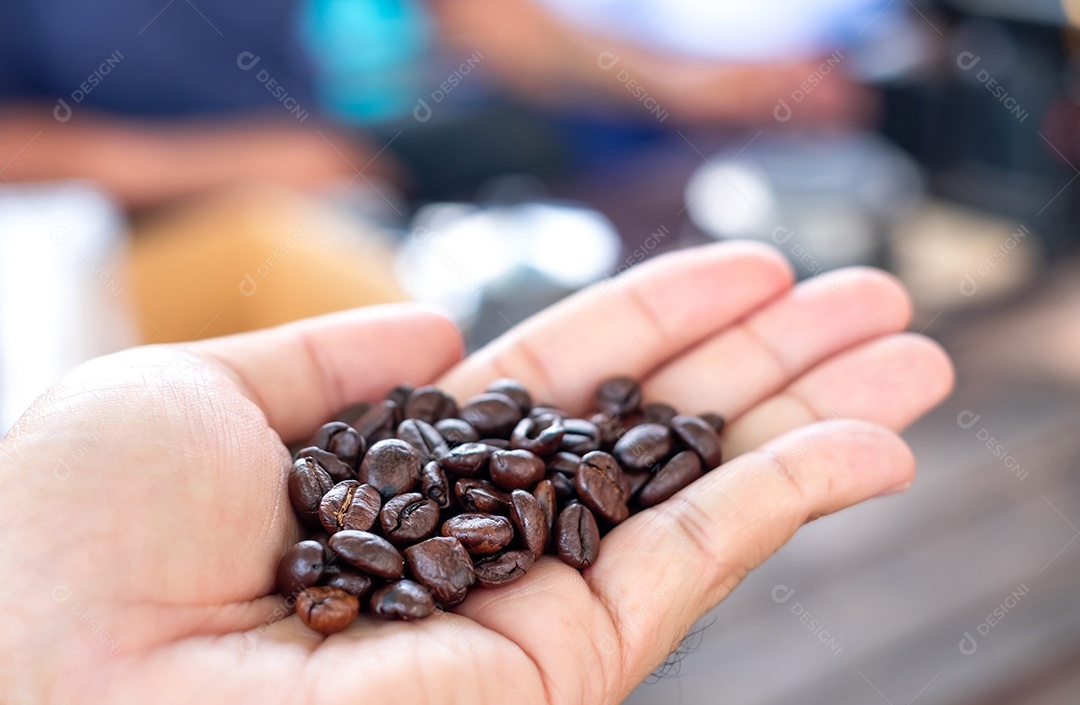 Grãos de café orgânicos frescos à disposição, vista lateral, macro