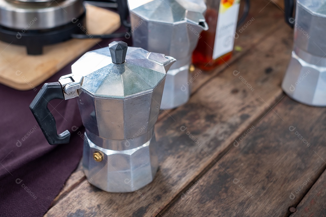 Pote de alumínio moka na velha mesa de madeira, comida de rua, vintage